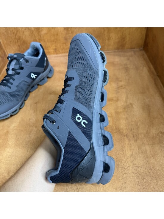 On Cloudsurfer Running Shoes Mens Size 9.5 Gray Black Swiss Engineering Sneakers